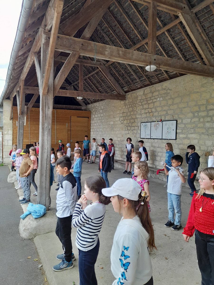 #éducation  Relai 11 Partie de GUNY, la flamme est arrivée à CRECY AU MONT. Accueillis par des danses et des chants, les élèves de GUNY ont offert des médailles et des  productions :#amitié  <a href="/FabienPle/">Fabien Ple</a> <a href="/DSDEN_Aisne/">DSDEN de l'Aisne</a> <a href="/CPD02EPS/">CPD02 EPS</a>