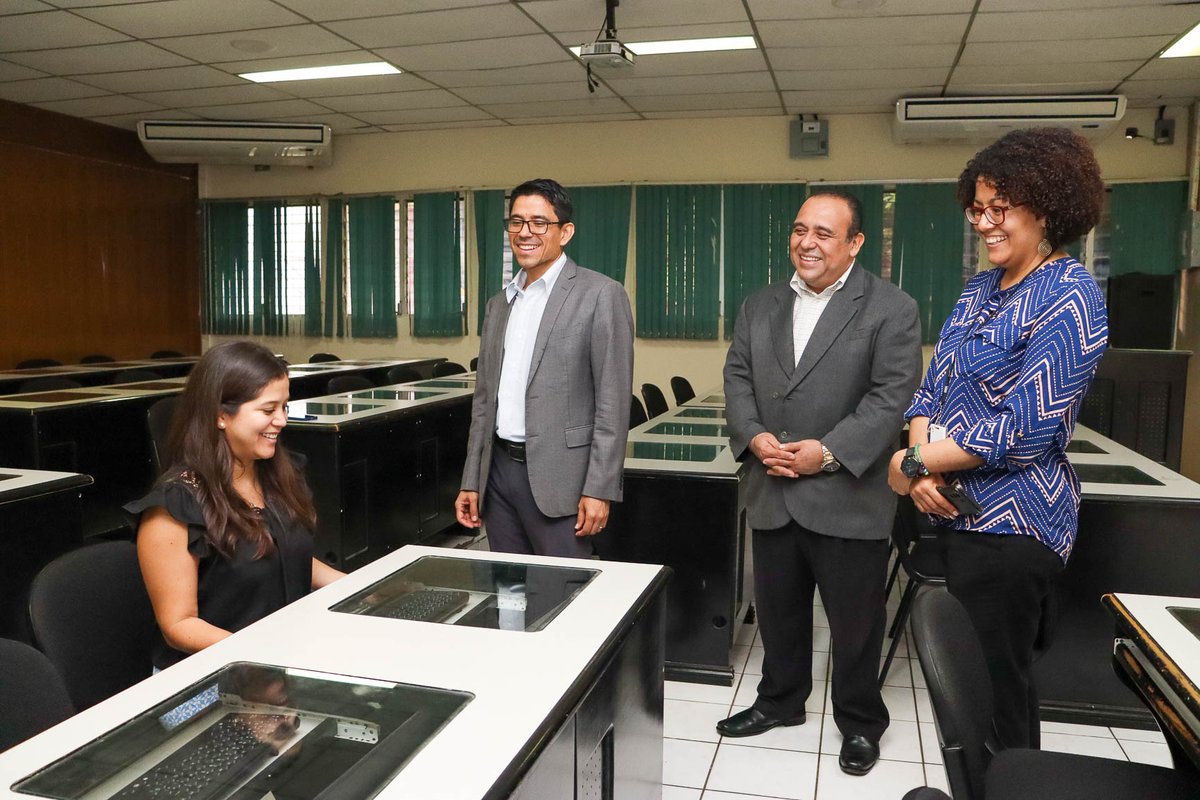 UGB_SV's tweet image. Descubre cómo el Centro de Desarrollo de Software de la UGB está revolucionando la educación tecnológica en la región. ¡Un referente en innovación y excelencia! 
🔗bit.ly/3Rn14P2🚀 
#DesarrolloDeSoftware #UGB #InnovaciónTecnológica