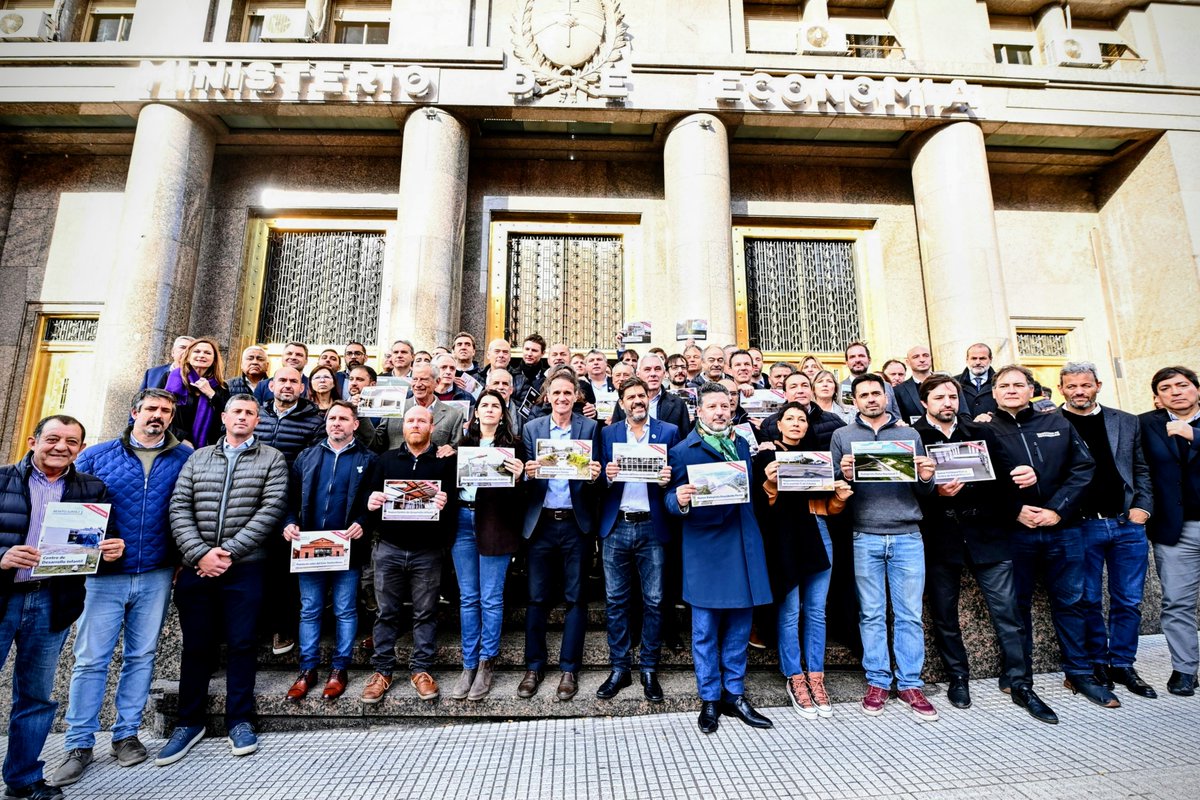 Intendentes, intendentas y el gobierno provincial presentamos hoy un petitorio en el Ministerio de Economía de la Nación para reclamar nuevamente al gobierno de Milei por los recursos que decidió cortar de manera ilegal y unilateral. Un reclamo que representa a los 17 millones de