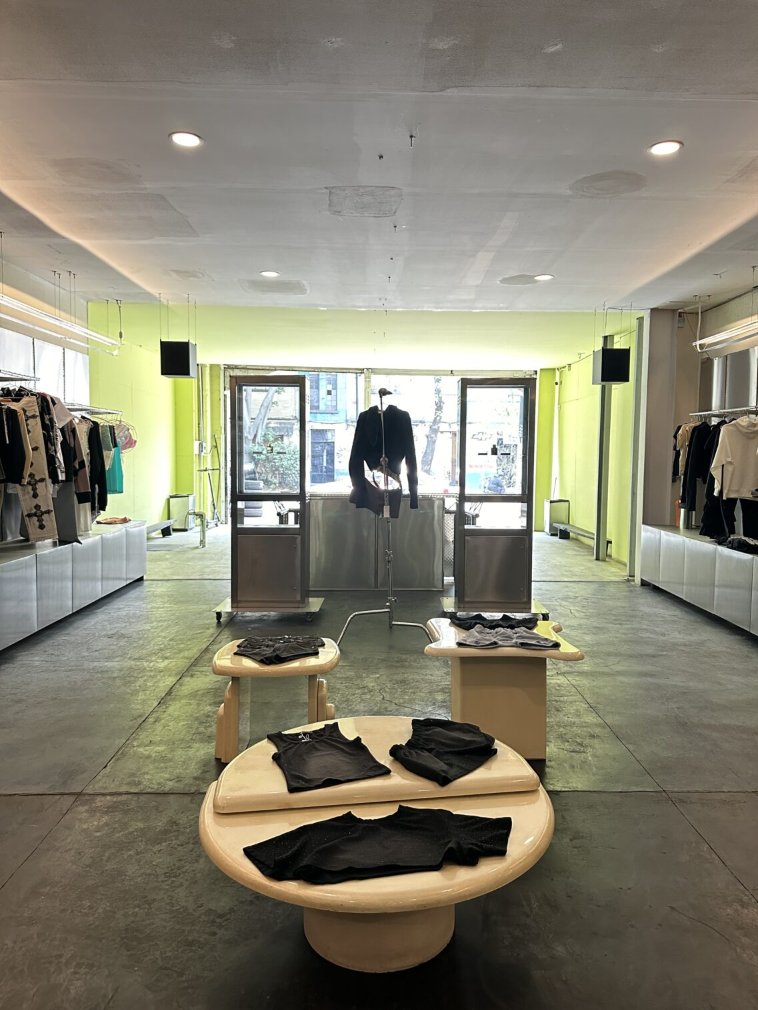 localmx_'s tweet image. #ModaLocal En la colonia Juárez hay una tienda de ropa única: streetwear, grunge, moda avant-garde, arte y autoexpresión en un espacio único. lc.cx/Us1TKf