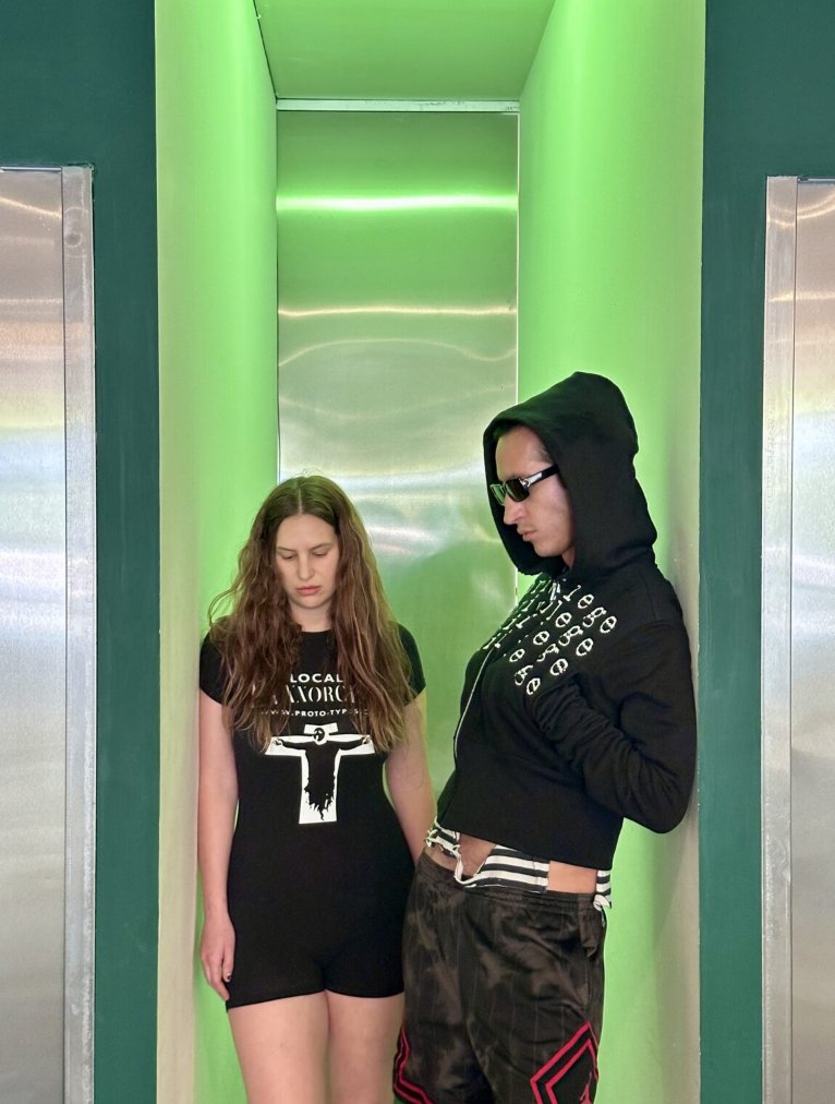 localmx_'s tweet image. #ModaLocal En la colonia Juárez hay una tienda de ropa única: streetwear, grunge, moda avant-garde, arte y autoexpresión en un espacio único. lc.cx/Us1TKf