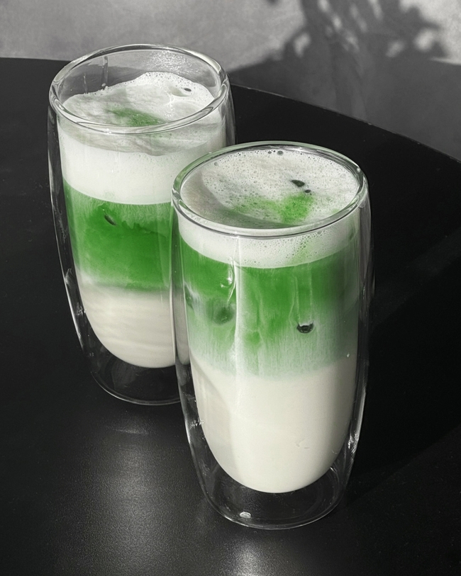 Matchaeologist's tweet photo. #Matcha #Latte 🍵 &amp; a friend 🙋, the perfect companions for a cozy day in! 👋 Tag a friend with whom you’d love to share these delicious #MatchaDrinks prepared by @ annapramschuefer. 👉 https://t.co/hs6yxfESe9 https://t.co/0oJUXSYsDg