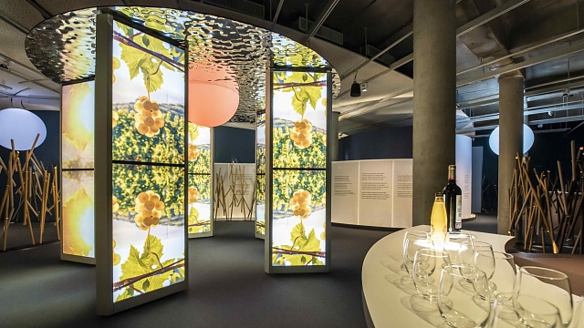 FrPittoresque's tweet image. 🔵 𝐄𝐗𝐏𝐎𝐒𝐈𝐓𝐈𝐎𝐍 | #Via #Sensoria, le Parcours sensoriel de dégustation de retour à la #Cité du #Vin. Durant cette expérience originale et intimiste, sensorialité et dégustations se rencontrent au cœur d’espaces oniriques singuliers ➽ bit.ly/3UIiKH3