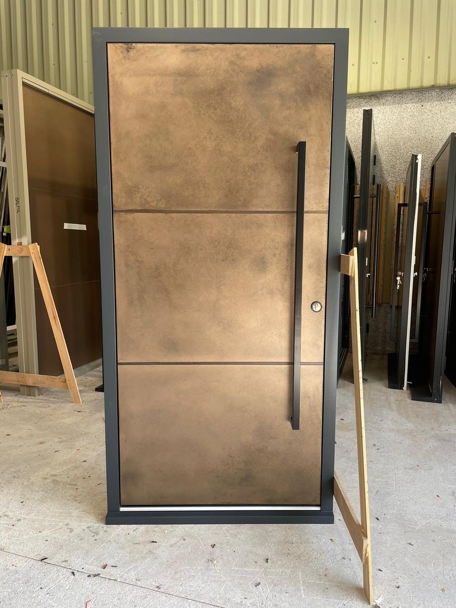 CamelGlass's tweet image. This stunning new bronze door is ready to leave our joinery workshop. Crafted with precision, it's certainly set to elevate the home of its lucky owner. #BronzeDoor #Craftsmanship #JoineryWorkshop #ElegantEntrances
camelglass.co.uk