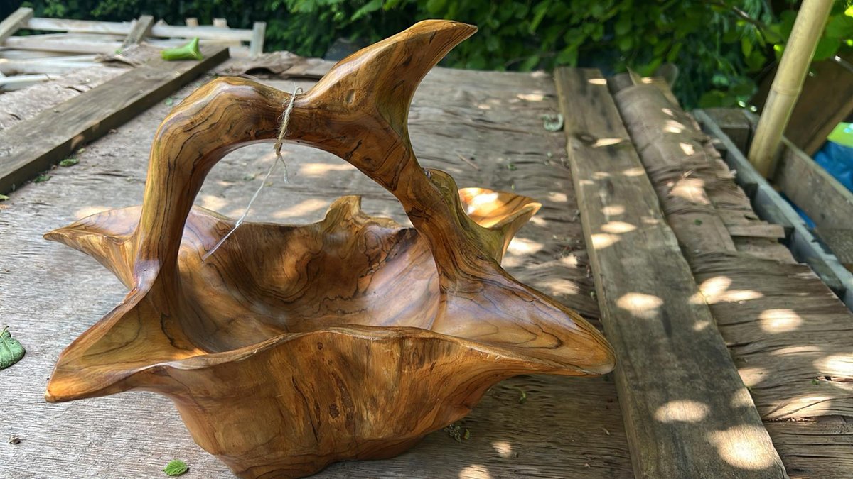#Indonesian #teak #trug made from the incredibly hardy, durable root of the teak tree. The pointed edges are deliberate made this way as they are believed to focus the trees' power into the bowl to enliven and preserve anything that is kept in the bowl.

#indonesianteak #teakwood