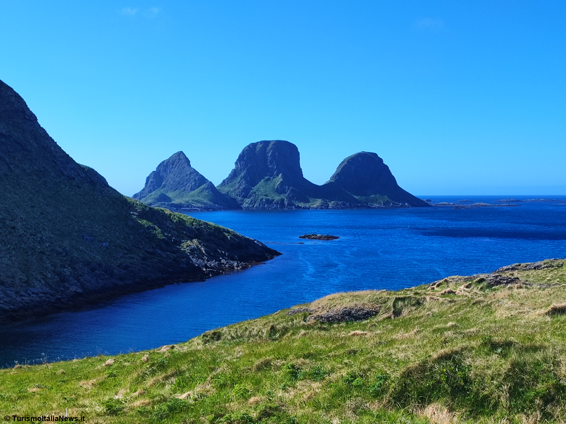 Sbarco sull’Isolotto di Pietro Querini, navigatore e mercante di nobile famiglia veneziana: emozione pura alle Lofoten, Norvegia. Il reportage di Giovanni Bosi
Leggi la notizia bit.ly/4b0pbdt

#røst #stoccafissodilofotenigp #SeafoodfromNorway #mittsalten #visitrøst