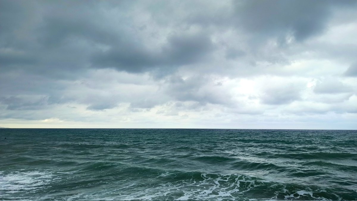 GMLiber's tweet image. Hoy el mar viene con fuerza, cabreado por  el clima, que parece otoño.