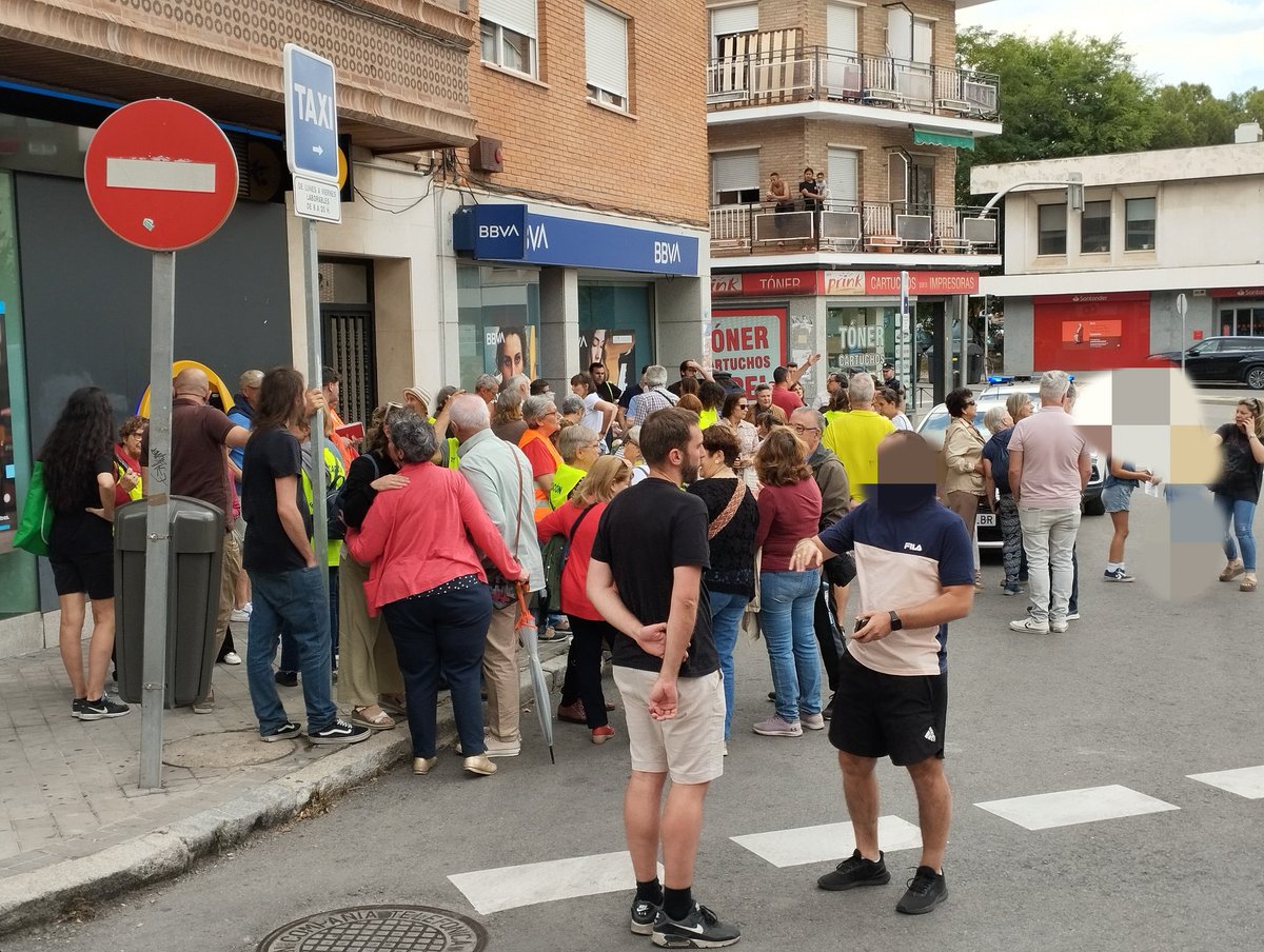 En Fuencarral con <a href="/AVUFuencarral/">AVUniónFuencarral</a>, <a href="/avValverde/">Asociación de vecinos de Valverde</a>, <a href="/Tres_Olivos/">A.V. Barrio de Tres Olivos</a> y Asociación Familiar “U. R. Poblado Dirigido” por la pacificación de la calle Ntra. Sra. de Valverde y la adaptación de sus aceras y el aumento del espacio peatonal.

➕Aceras ➖Coches

#MovilidadPeatonal