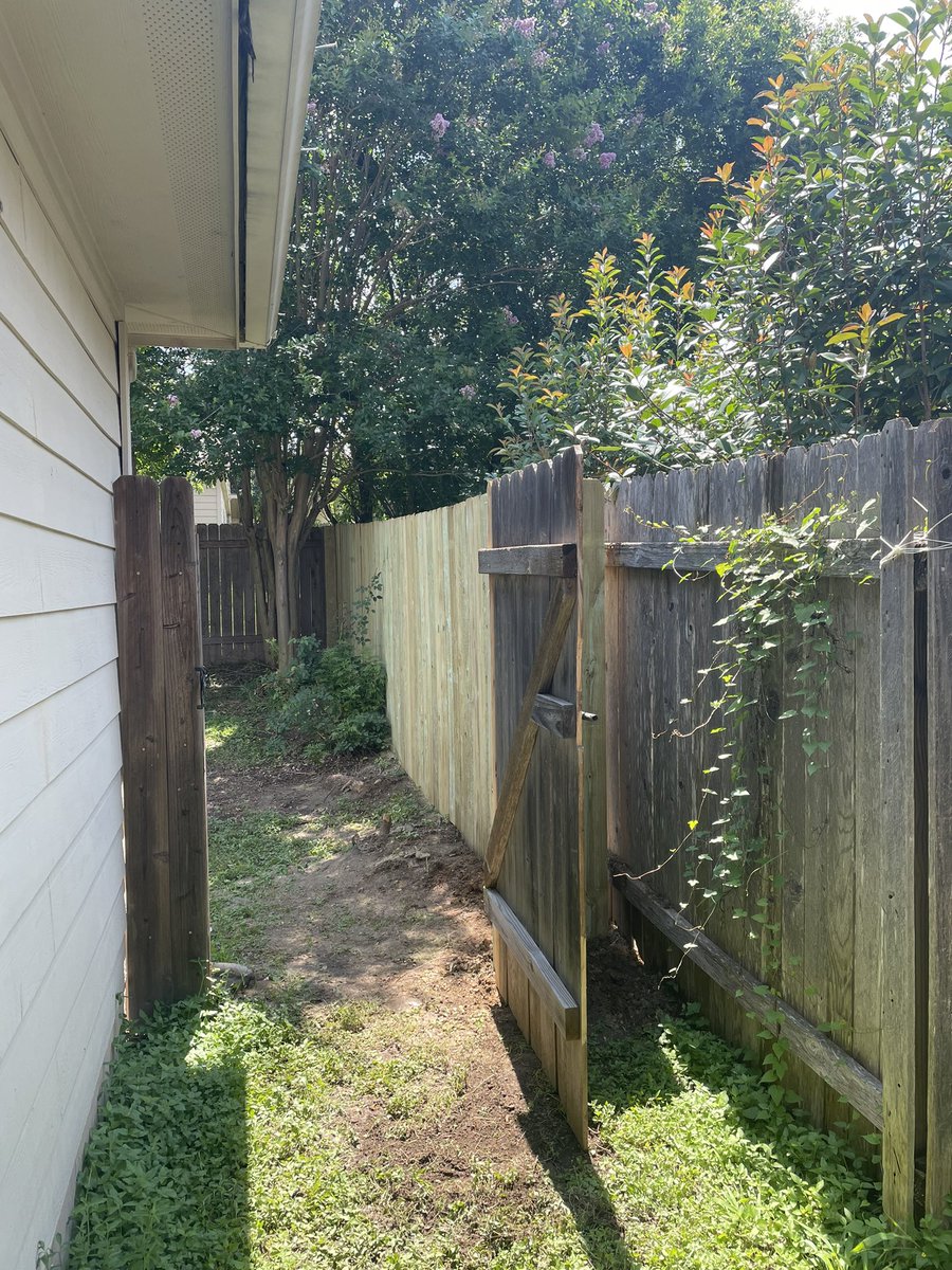 jBakrss's tweet photo. Rebuilt this fence in the second week of Summer Break. https://t.co/dlXWaOotZD