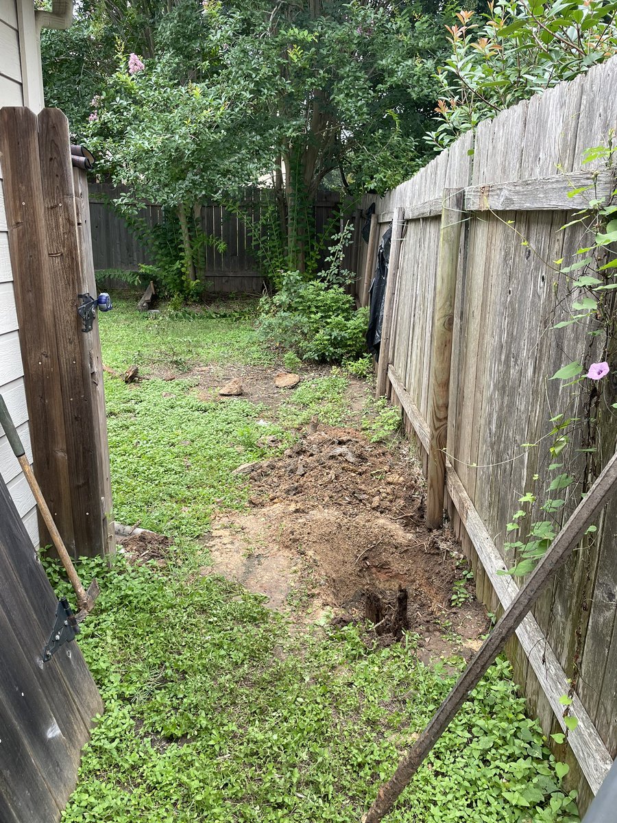 jBakrss's tweet photo. Rebuilt this fence in the second week of Summer Break. https://t.co/dlXWaOotZD