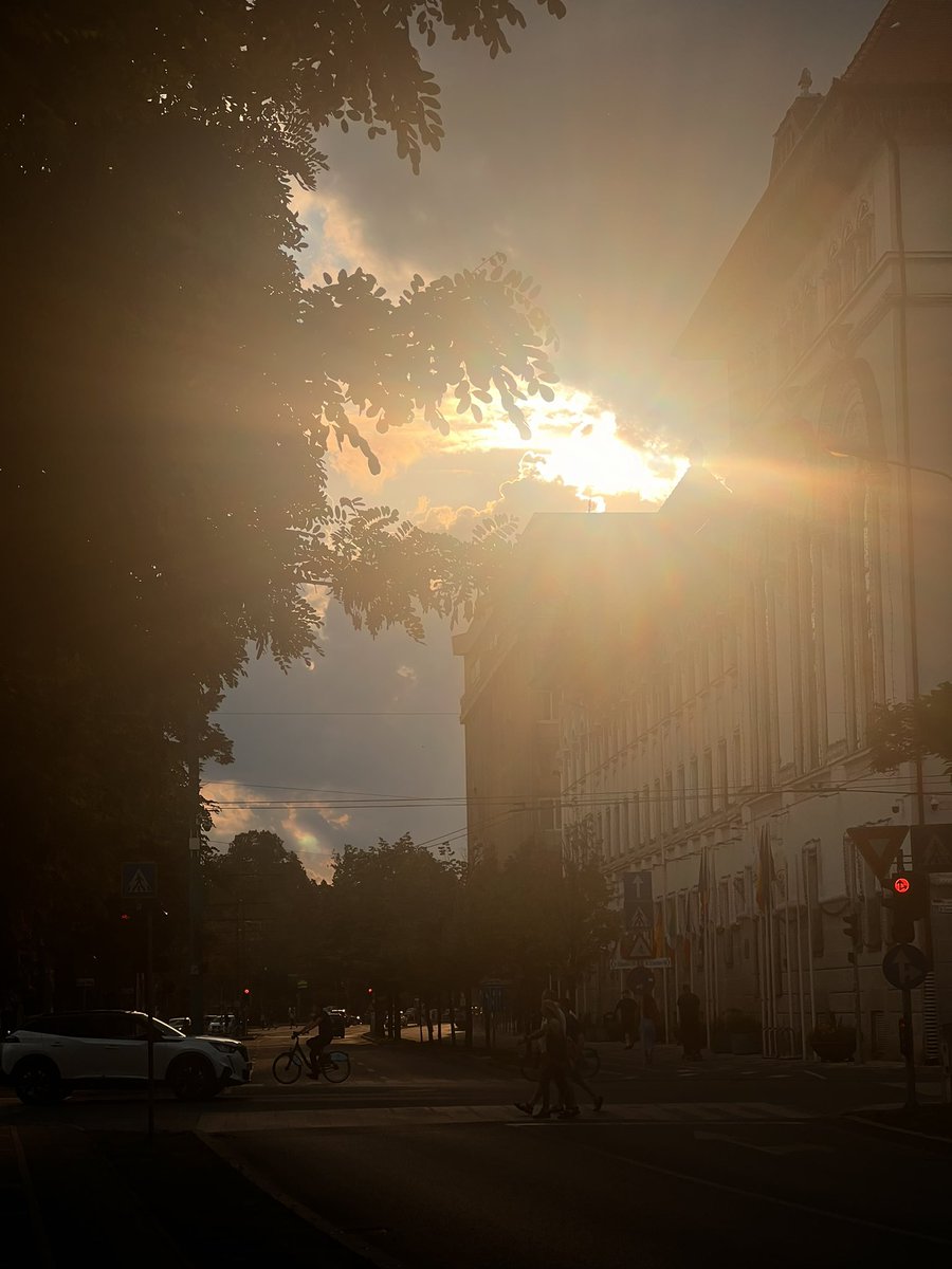 MANOLauraE's tweet photo. golden blaze 

#CityLife #urbanP #weather #movement https://t.co/OoUA7xpZV2