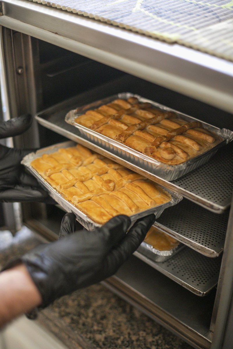 diegosalgado7's tweet image. Amigos,

darei uma força pro meu pai aqui: a Torta do Pai tem um cardápio com 12 sabores.

Os pedidos são recebidos pelo WhatsApp. A entrega é feita NO MESMO DIA e em todos os bairros de SP.

RT ajuda demais na divulgação.

Pedidos aqui: encurtador.com.br/ilqzO

Obrigado! 🥧👨‍🍳🚲