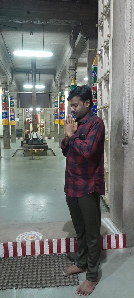 raghavanrv_it's tweet photo. #Tenkasi ரோட்டில் உள்ள #Sethur குலதெய்வ வழிபாட்டை முடித்துவிட்டு இன்று பூர்வீகம் #Rajapalayam-ல் #திரௌபதி அம்மனை குடும்பத்துடன் தரிசித்தது மகிழ்ச்சி.
திரௌபதி தாய் ஒரு சமூகத்தினருக்கு மட்டும் சொந்தம் கிடையாது. தமிழர்கள் வழிபடும் பெண் சக்தி..
#Draupadi - அனைவயுக்குமான தெய்வம் https://t.co/595Q9gFwEj