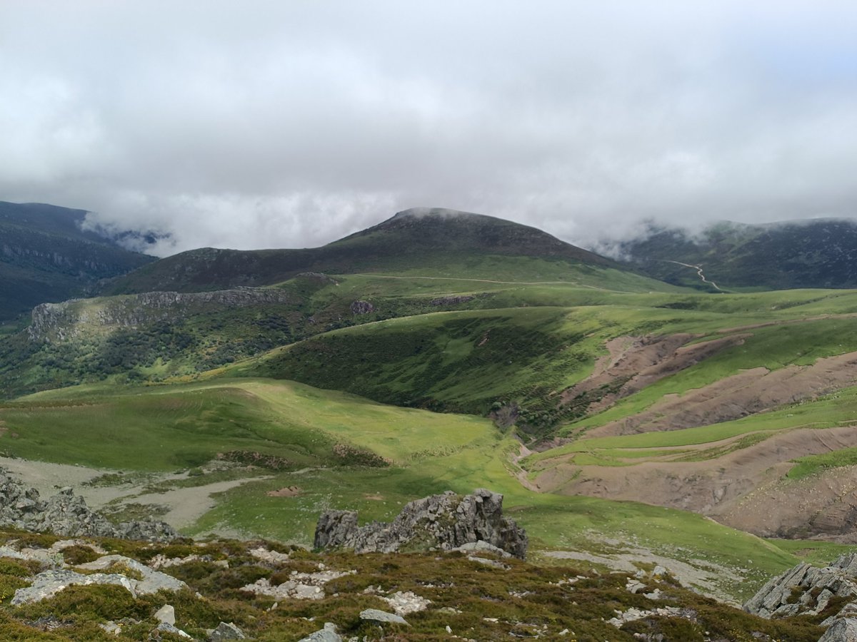 Puertos altos de Sejos hoy en Cantabria. Mancomunidad Campoo-Cabuérniga y PN Saja-Besaya. Nubes al norte