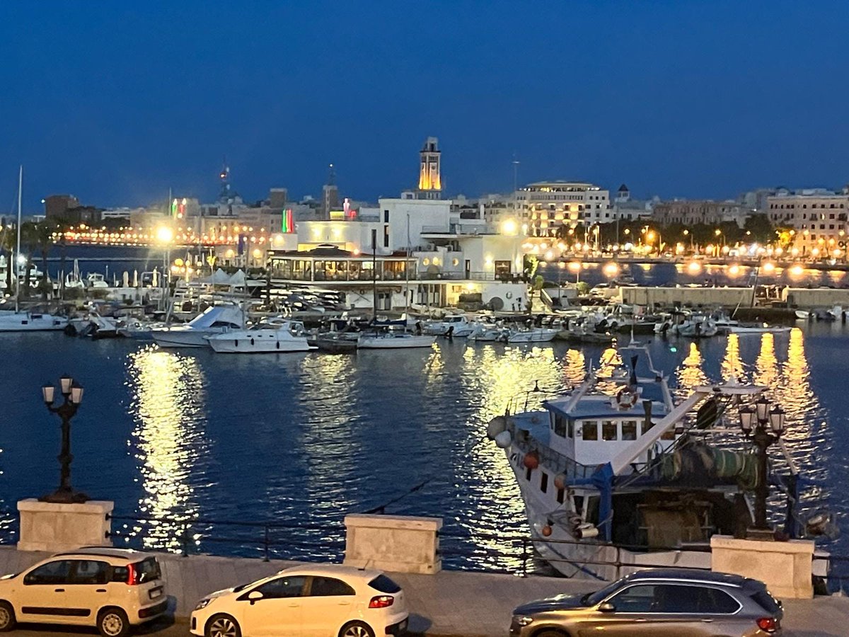 BELLISSIMO IL LUNGOMARE ILLUMINATO DI BARI. 
BUONA SERATA.