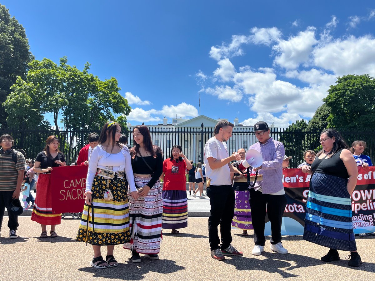 AntoniaJuhasz's tweet image. Chanting “water is life!” “Mni Wiconi!” And “Black Snake Killers! At the White House. Water protectors have come to call for the shut down of the Dakota Access Pipeline. #NoDapl #dapl