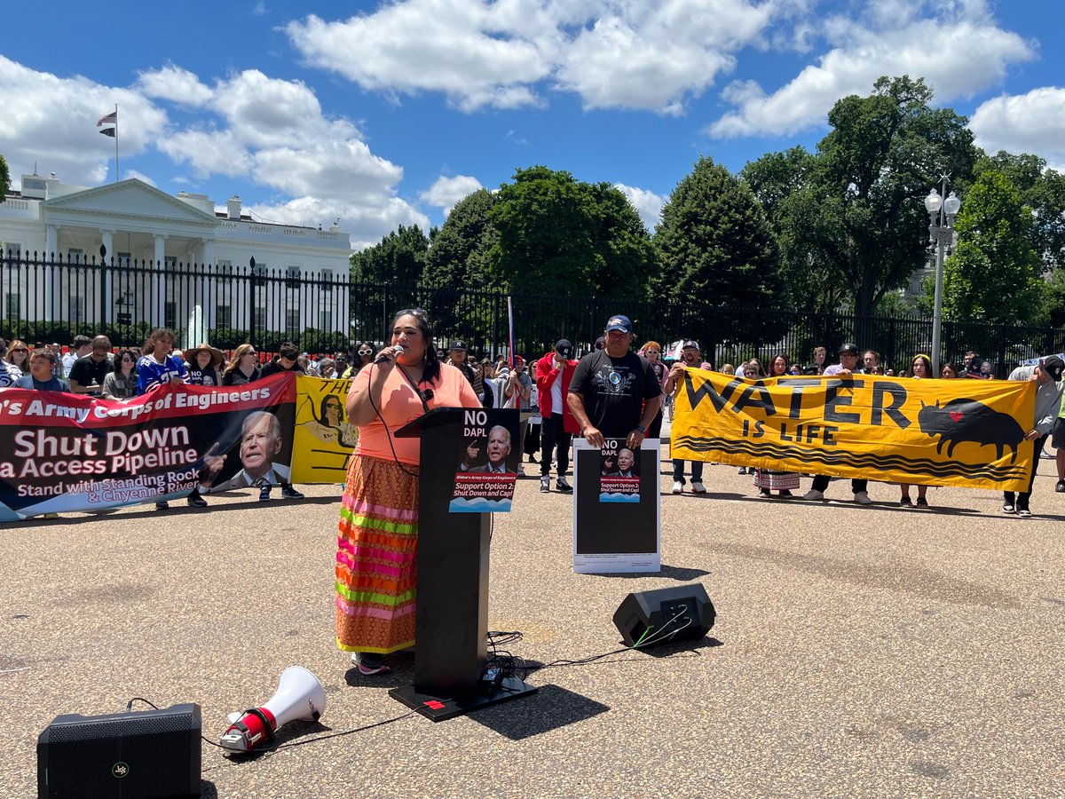 AntoniaJuhasz's tweet image. Chanting “water is life!” “Mni Wiconi!” And “Black Snake Killers! At the White House. Water protectors have come to call for the shut down of the Dakota Access Pipeline. #NoDapl #dapl