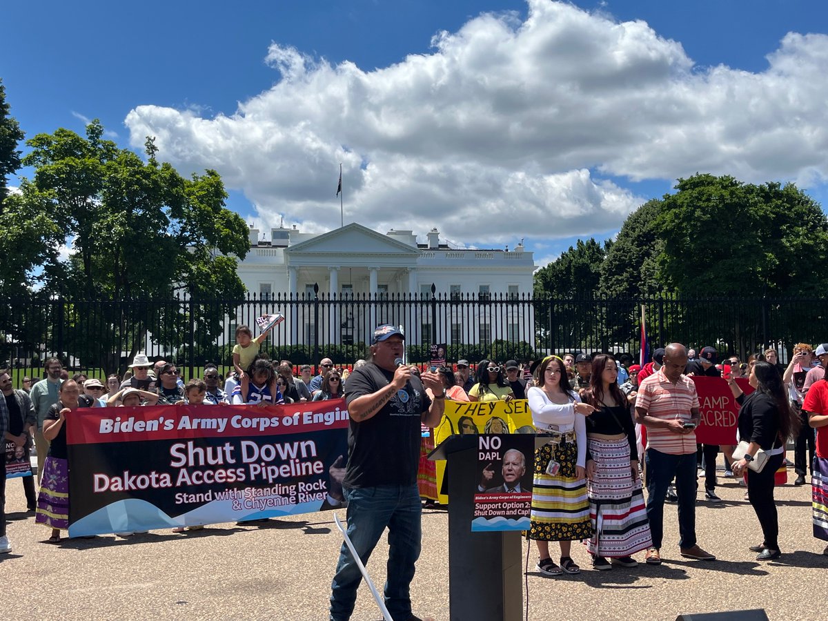 AntoniaJuhasz's tweet image. Chanting “water is life!” “Mni Wiconi!” And “Black Snake Killers! At the White House. Water protectors have come to call for the shut down of the Dakota Access Pipeline. #NoDapl #dapl