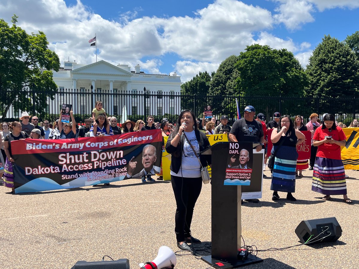 AntoniaJuhasz's tweet image. Chanting “water is life!” “Mni Wiconi!” And “Black Snake Killers! At the White House. Water protectors have come to call for the shut down of the Dakota Access Pipeline. #NoDapl #dapl