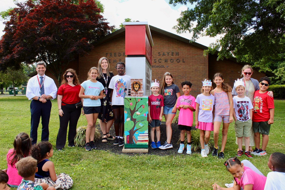 WeAreHTSD's tweet image. 📣 This Week in Hamilton!

Our @HTSD_Sayen Lions community celebrated a new addition to their school ... An outdoor Library! 📚 

Thank you Sayen PTA for this generous donation and thank you to local artist, Rebecca Swan, for painting the outdoor Library Box 🎨

#HTSD #HTSDpride