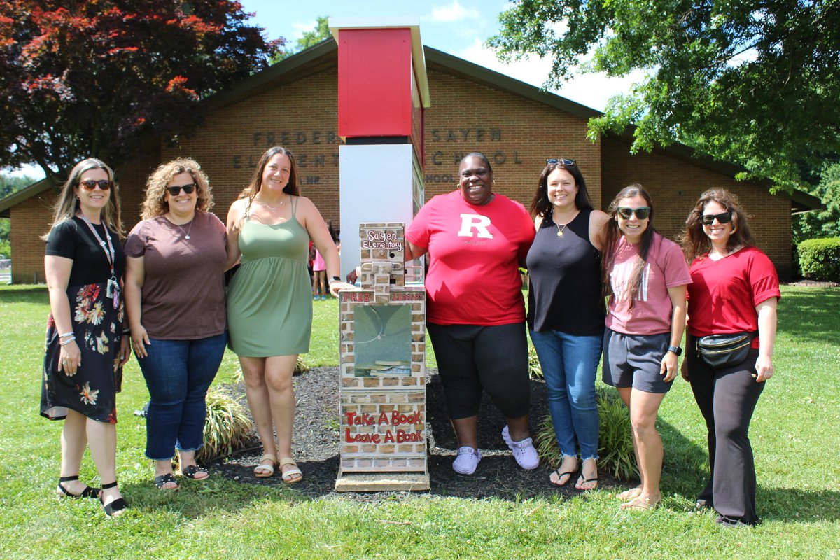 WeAreHTSD's tweet image. 📣 This Week in Hamilton!

Our @HTSD_Sayen Lions community celebrated a new addition to their school ... An outdoor Library! 📚 

Thank you Sayen PTA for this generous donation and thank you to local artist, Rebecca Swan, for painting the outdoor Library Box 🎨

#HTSD #HTSDpride