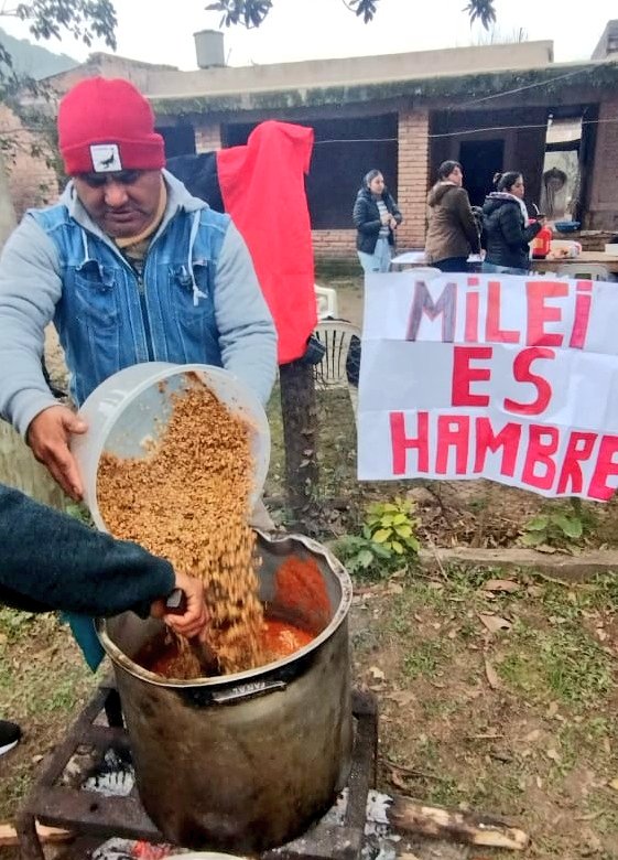 Miles de familias, niños y niñas, trabajadorxs, transeúntes, vecinos, se acercaron a las decenas de ollas populares.
Todas las ollas quedaron vacías, y las filas eran extensas. 
Es crítica la situación en las barriadas, crece la miseria.  
Milei es hambre.