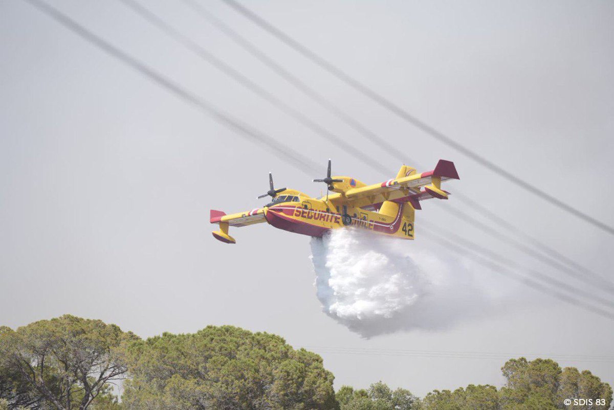 SecCivileFrance's tweet image. 🔥🌳 #FeuDeForêt à Vidauban (83)
✈️ 45 largages ont déjà été réalisés par les 3 #Canadair engagés, 1 hélicoptère bombardier d’eau est également sur les lieux.
👨‍🚒 200 sapeurs-pompiers du @SDIS83 des @Pompiers_13 et du @sdis_06 sont mobilisés au sol, une colonne de renfort de…