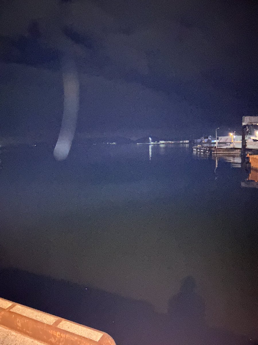 sakura7560's tweet photo. 最近のスマホは夜でも海写るんだ😳
最後の写真、人魂だったりしてね😌 https://t.co/NsX0rENaPb