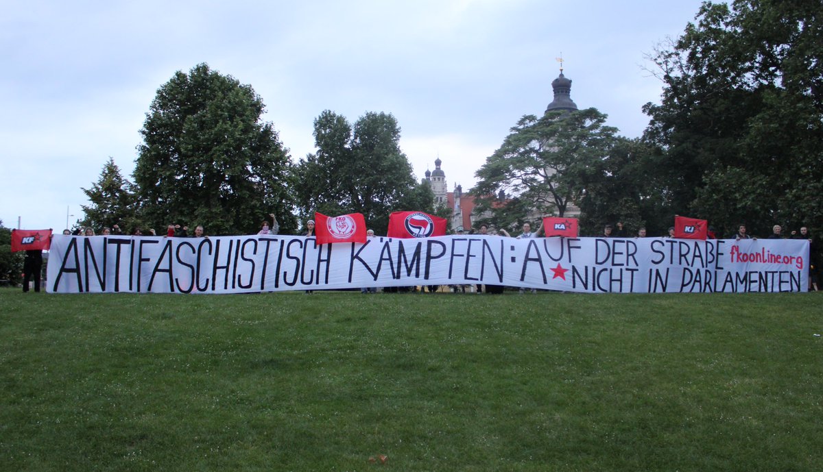 Interjugend's tweet image. Die Ergebnisse der Wahlsiege der #AfD sind gruselig. Jedoch sind die Wähler:innenstimmen Symptom, nicht Ursache der Faschisierung. 
Wollen wir also konsequent gegen den Faschismus kämpfen, müssen wir diesen Kampf auf der Straße, nicht in Parlamenten führen!

#FuckAfD