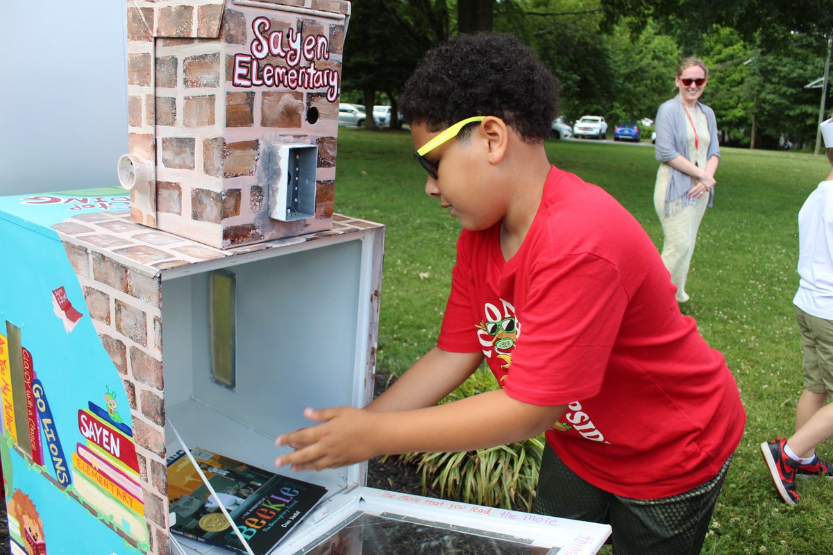 WeAreHTSD's tweet image. 📣 This Week in Hamilton!

Our @HTSD_Sayen Lions community celebrated a new addition to their school ... An outdoor Library! 📚 

Thank you Sayen PTA for this generous donation and thank you to local artist, Rebecca Swan, for painting the outdoor Library Box 🎨

#HTSD #HTSDpride