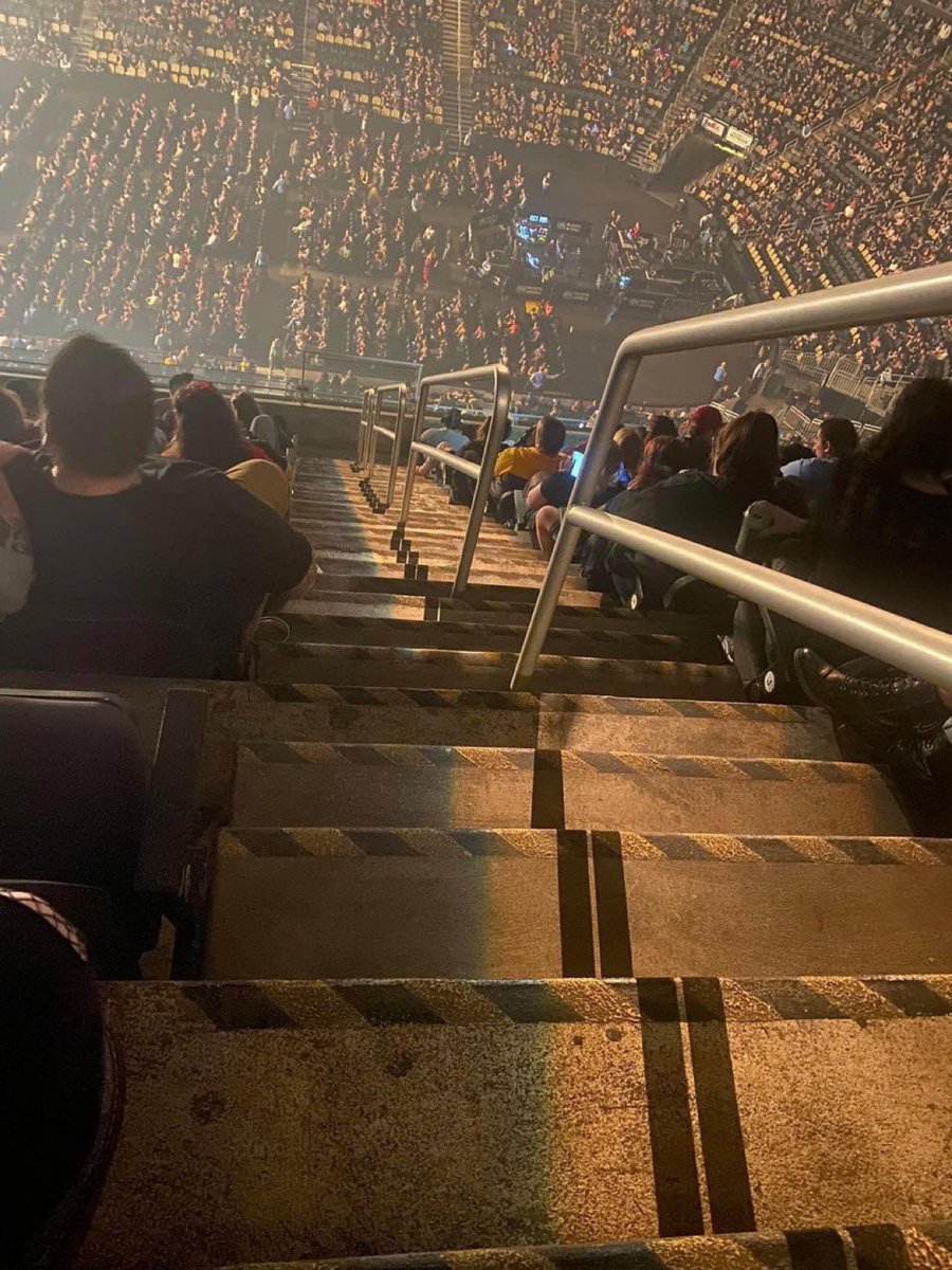 ayeejuju's tweet image. if i gotta sit this high up i ain’t going