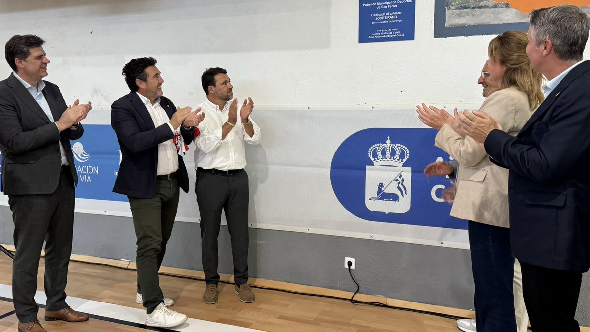 _Calvia's tweet photo. ¡José Tirado da nombre al pabellón de Son Ferrer!🙌🏼

El Ajuntament de Calvià homenajea al director general del
@PalmaFutsal y vecino de la localidad, con el cambio de nombre del IES Son Ferrer por el de Pabellón José Tirado. https://t.co/JpYur1tqKE