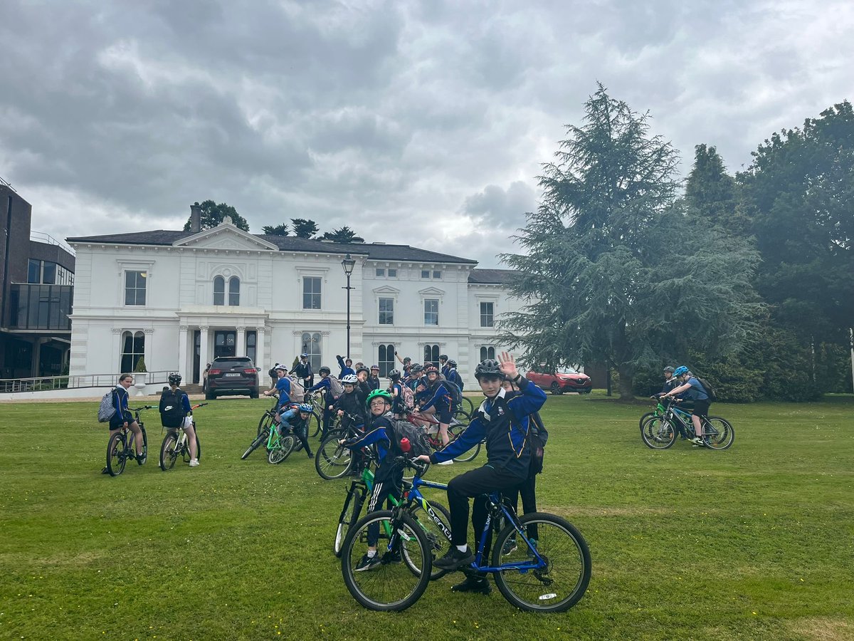 ScoilIde's tweet image. 6th Class, Frost cycled the beautiful bank to UL today, stopping at some well known landmarks along the way. Had lunch watching the @Munsterrugby squad prepare for their next fixture. All on our doorstep #OurLocalArea #Activetravel