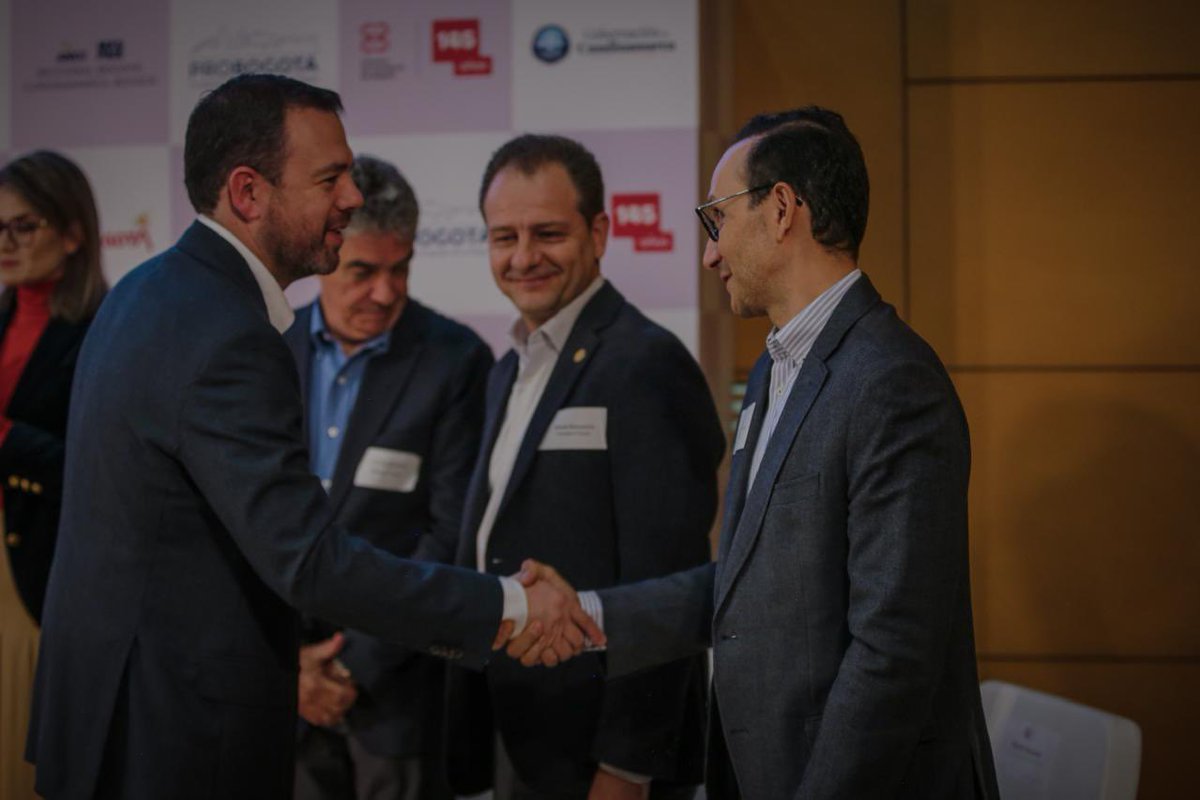 AlejoOlaya's tweet photo. Una gran noticia el lanzamiento del #CUEE Bogota ! Gracias por invitarnos al #CUEE Antioquia a compartir nuestra experiencia 
Desde  @andi_bogota y @InnovacionANDI listos para sumar y construir ! https://t.co/dqRHAvuTJc