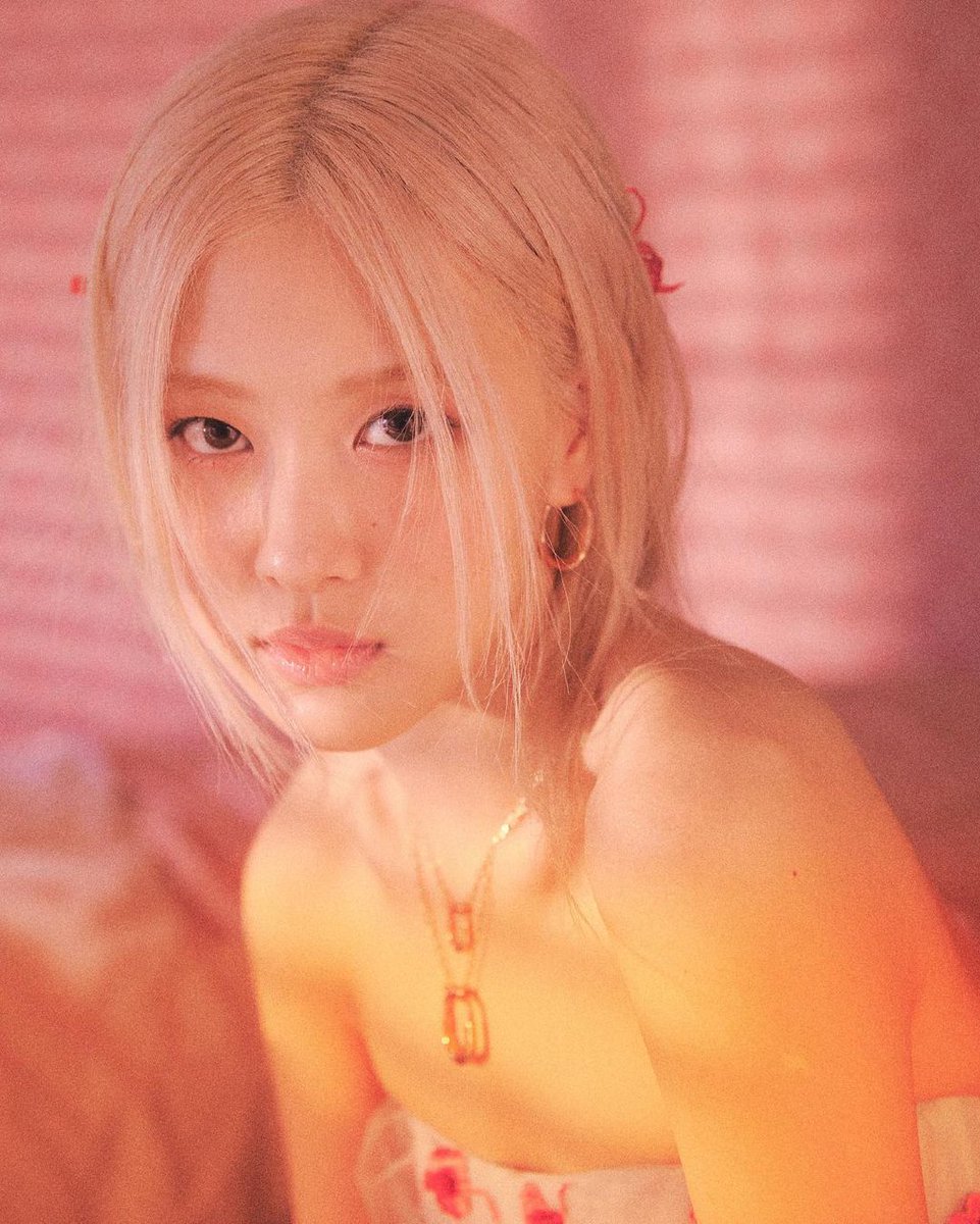 #ROSÉ (2.24M) surpasses Hyuna (2.22M) and now is the second most followed solo female Kpop Artist on QQ Music ❤️‍🔥