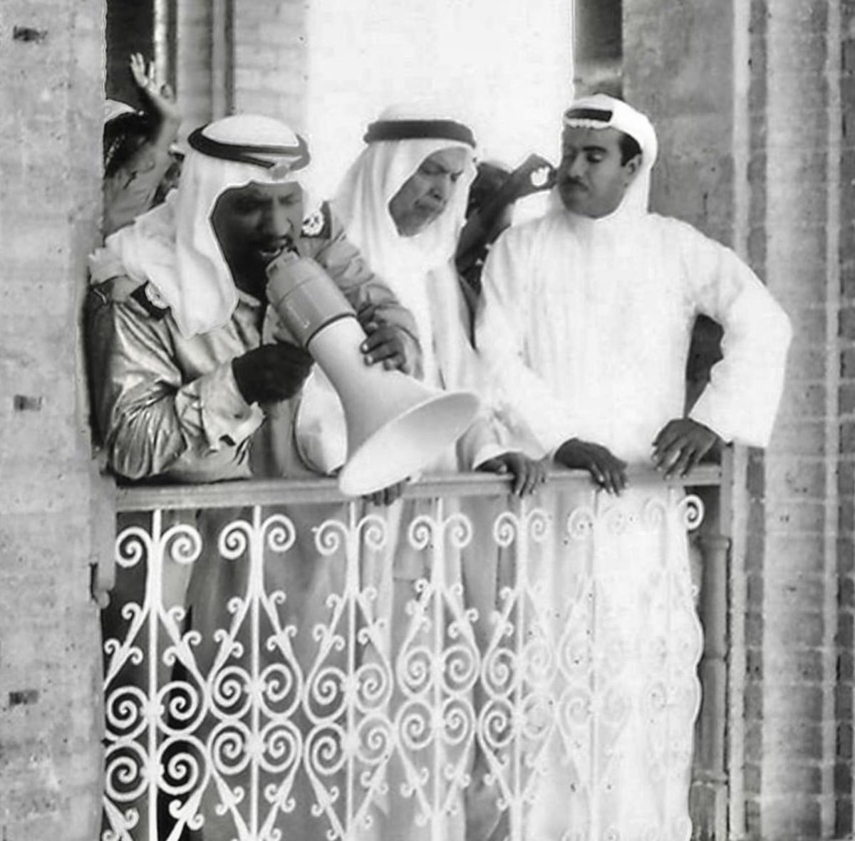 حدث في مثل هذا اليوم من العام 1961: أمير الكويت الشيخ عبدالله السالم يلقي خطابا للجماهير المحتشدة عند قصر السيف ردا على ادعاءات الرئيس العراقي عبدالكريم قاسم، كما أصدر رئيس الأمن العام الشيخ سعد العبدالله بيانا يشكر المواطنين فيه على وقفتهم الوطنية، وفي الصورة الشيخ مبارك عبدالله