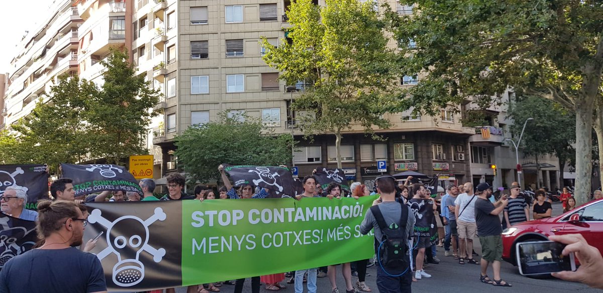 Avui fa 5 anys de la primera protesta d'Eixample Respira.

S'ha avançat molt poc i la mala qualitat de l'aire continua posant en risc la salut de +250.000 persones a l'Eixample.

Malauradament encara hi ha responsables polítics que no entenen que això és un problema de salut.