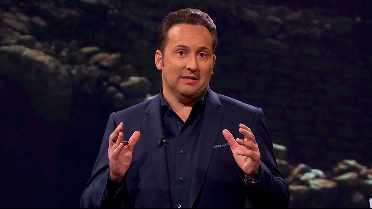 Esperant el reportatge d'Iker Jiménez sobre l'estrany cas del professor que està tot l'any de baixa, però es recupera miraculosament l'última setmana de curs.