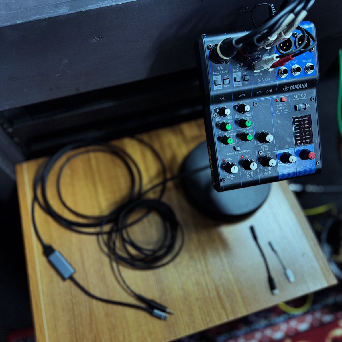 studio_qubit's tweet photo. ドラム横にドラマーのためのミキサーを設置しました

スマホ等を接続してヘッドフォンやイヤホンで曲を聴きながらの練習ができるようになりました

3.5mmステレオミニプラグ、USB-C、Lightningがご利用頂けます

※ヘッドフォンやイヤホンはご持参ください。無い方は有料にてレンタルが可能です https://t.co/QsyuIK6Cs5