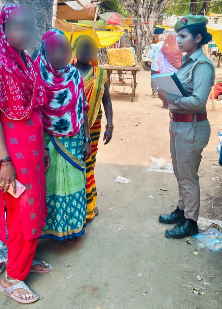 kanpurdehatpol's tweet photo. पुलिस अधीक्षक @bbgtsmurthyips के निर्देशन व ASP के मार्गदर्शन में थाना डेरापुर में गठित महिला सुरक्षा दल द्वारा #MissionShakti अभियान के तहत बालिकाओं/महिलाओं को विभिन्न हेल्पलाइन नम्बरोंं की जानकारी देते हुए नारी सुरक्षा व नारी स्वावलंबन हेतु जागरुक किया गया। #ShePoweredUP https://t.co/hjCRiYujlu