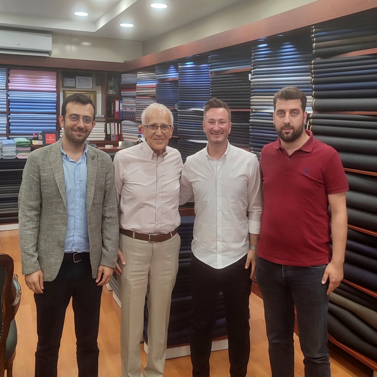 Başkanımız  Ahmet Hilmi Yılmaz, BJK Üyelik ve Sicil Kurulu Adayımız  Veysel Çağan Karadeniz, Asbaşkanımız Yasin Nusret Günel, Beşiktaş JK Divan Kurulu eski Başkanlarımızdan  Sn. Şeref Nasır'ı ziyaret ederek istişarede bulundular 🦅