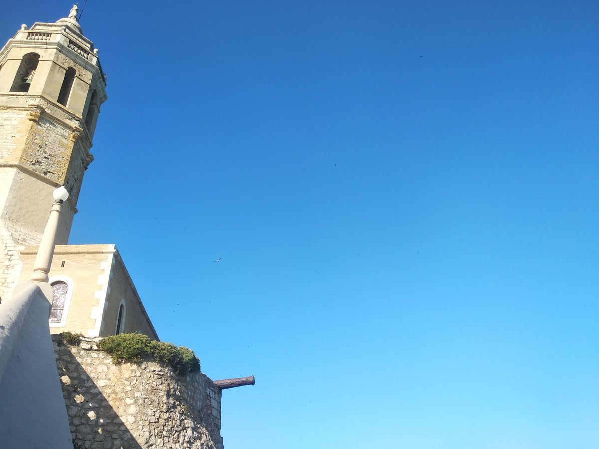 ¿Cómo va la semana? Un poco de calor siempre va bien! Y más en #Sitges. Siempre encontramos motivos para disfrutar y pasarlo bien, ¿o no? 😏 #FelizMiercoles  hotelsuburmaritim.com