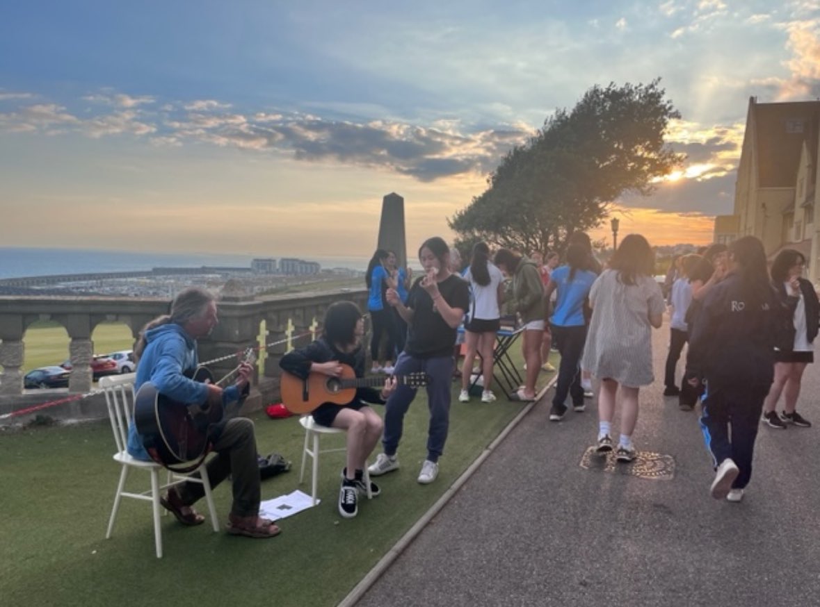 RoedeanHouses's tweet image. For #NationalBoardingWeek on Thursday the Roedean boarding community came together to celebrate summer solstice with S’mores, a campfire and live music! 🌅🎸The girls had an absolute blast and were rewarded with the most incredible sunset  #BSAboarding #iloveboarding