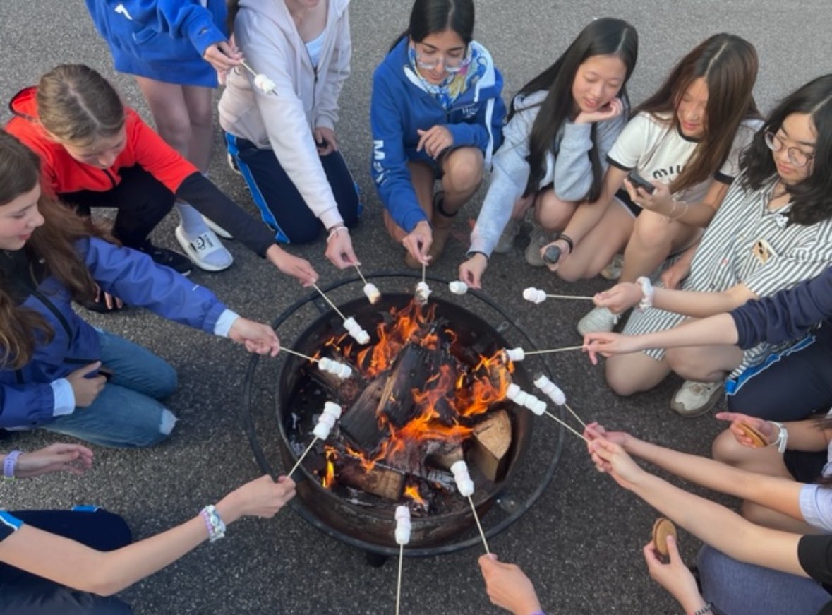 RoedeanHouses's tweet image. For #NationalBoardingWeek on Thursday the Roedean boarding community came together to celebrate summer solstice with S’mores, a campfire and live music! 🌅🎸The girls had an absolute blast and were rewarded with the most incredible sunset  #BSAboarding #iloveboarding