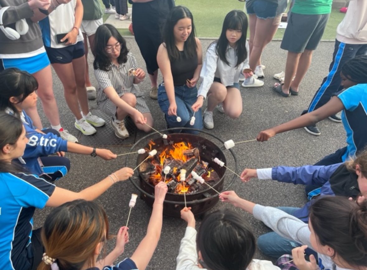 RoedeanHouses's tweet image. For #NationalBoardingWeek on Thursday the Roedean boarding community came together to celebrate summer solstice with S’mores, a campfire and live music! 🌅🎸The girls had an absolute blast and were rewarded with the most incredible sunset  #BSAboarding #iloveboarding