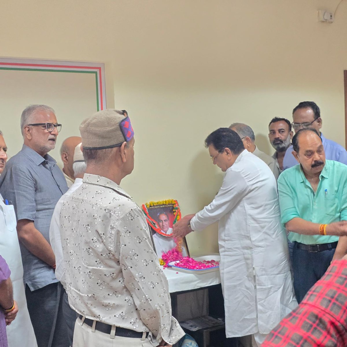 mukeshnayakINC's tweet image. मध्यप्रदेश कांग्रेस कमेटी के पूर्व अध्यक्ष और पूर्व उपमुख्यमंत्री स्वर्गीय श्री सुभाष यादव जी की 11वी पुण्यतिथि पर पुष्पांजलि अर्पित की | 
.
.
.
#subhashyadav #arunyadav 
#inc #congress #congressparty