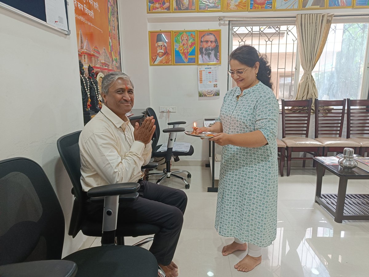 MHIPune's tweet image. My Home India चे मुख्य कार्यकारी अधिकारी श्री. अभयजी थिटे यांना वाढदिवसा निमित्त हार्दिक शुभेच्छा! 
#Cakeless Birthday
#Gift Books not Bouquet 
#पारंपारिक वाढदिवस
#औक्षण