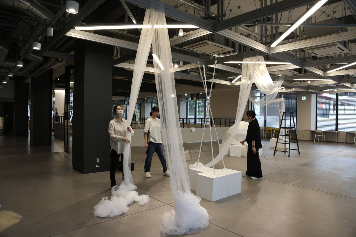 tagprojects's tweet image. 【搬入の様子】次回展示の「繭―cocoon― 」、学生たちが鋭意搬入中です。着々と設営が進んでいます。体験型のインスタレーションですので、ぜひたくさんの方にご参加頂けますと幸いです。会期は明日から！
#玉川大学 #TAGprojects