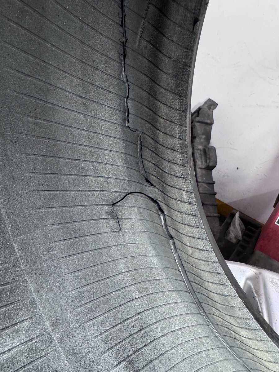 🤬倒霉的普利司通防爆胎。我车子买来八年，右前轮已经是第三次换胎了。它是“不爆”，但问题是，你以为只是胎压低继续开，它轮胎很硬马上就干废了。