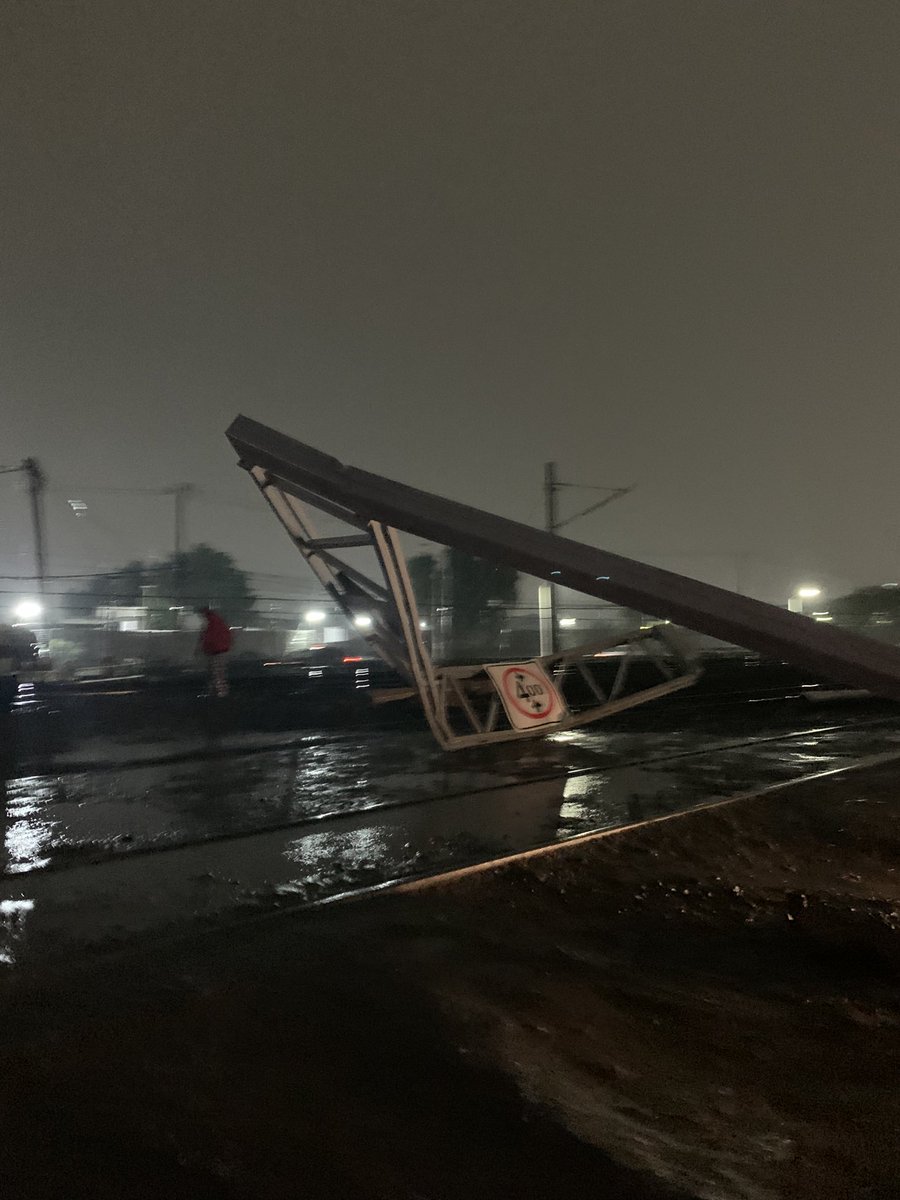 MariaJesusHdzR's tweet photo. @eTultepec @TultepecMex #tultepec #teyahualco  Acaban de tirar en las vías la estructura 😱😱😱 https://t.co/xfGwm8ugzC
